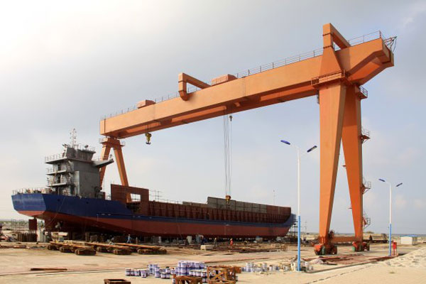 Shipbuilding gantry crane